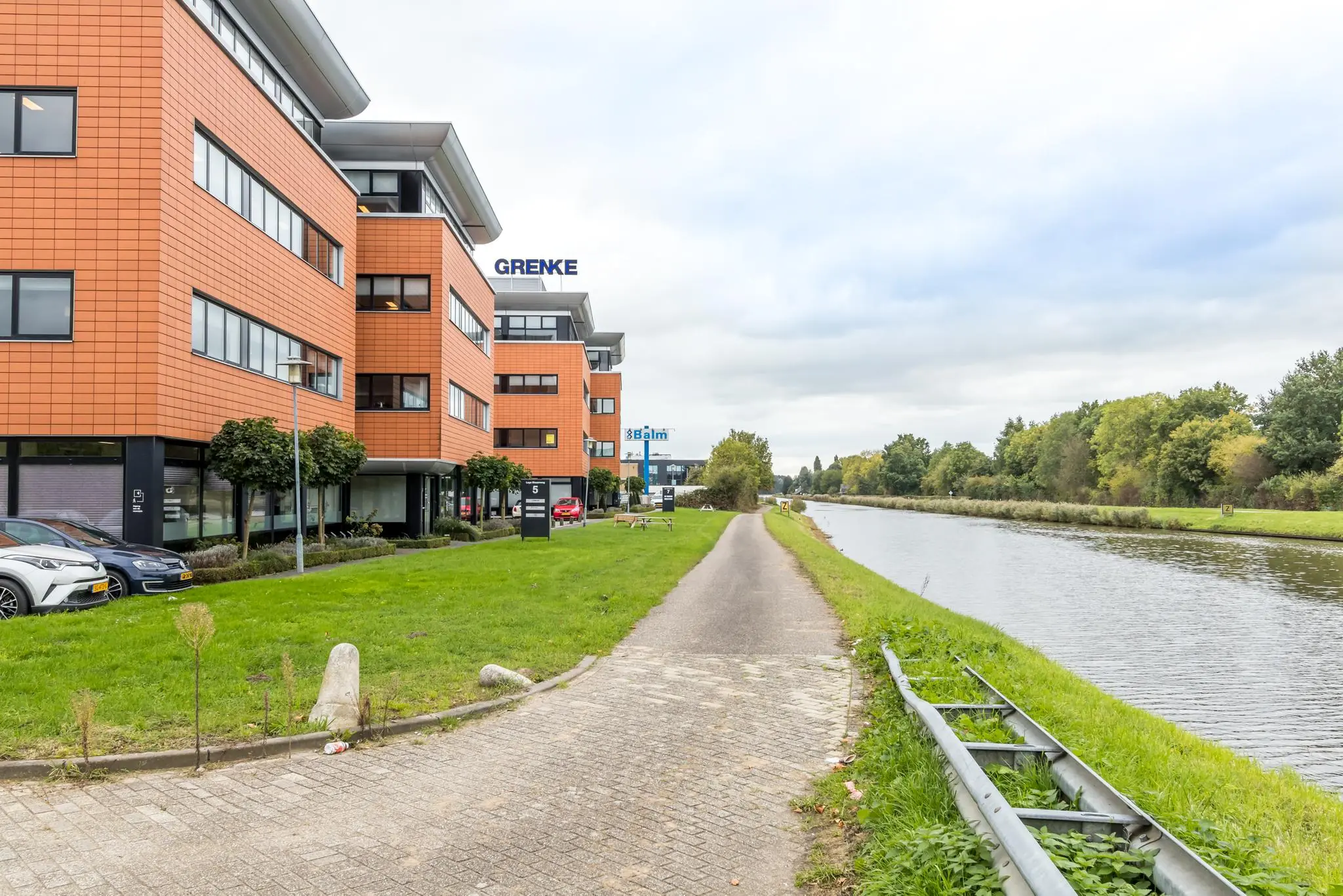 Kantoorpanden aan de Lage Biezenweg in Nieuwegein met een naastgelegen fietspad langs een kanaal.